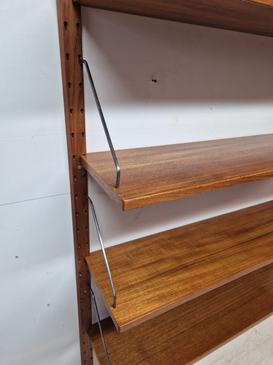 Image 1 of Sistema de estanterías de teca, con la inscripción "Hecho en Dinamarca", 1960.