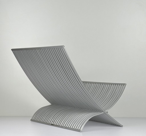 Porte-livre/magazine UMBRA en lamelles d'aluminium brossé. Pliable designer MICHELLE IVANKOVIC