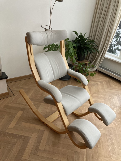 Chaise d'équilibre par gravité Stokke