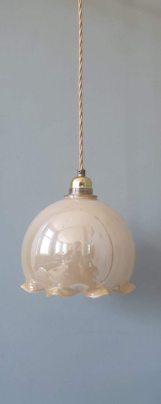 Image 1 of Vintage opaline hanglamp in kelkvorm met parelmoer glans. 