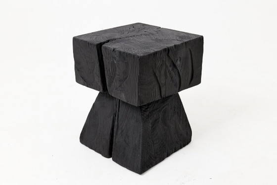 Image 1 of Rustieke, sculpturale bijzettafel/kruk, gebrand zwart eikenhout, gesneden, uniek, Logniture