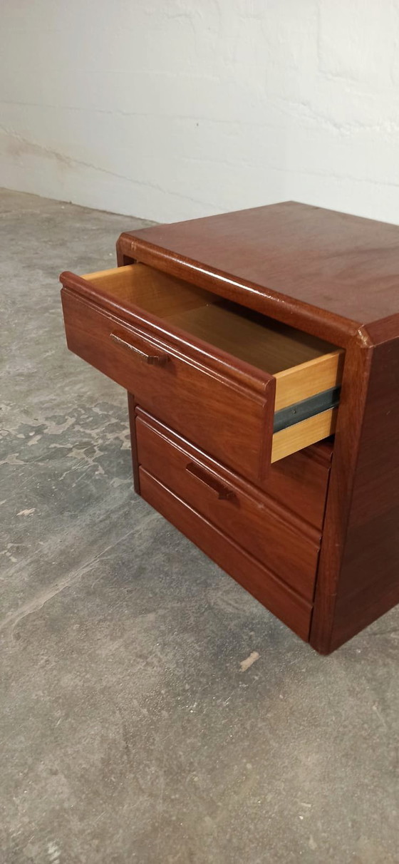 Image 1 of Comodino con cassettiera in legno Hülsta