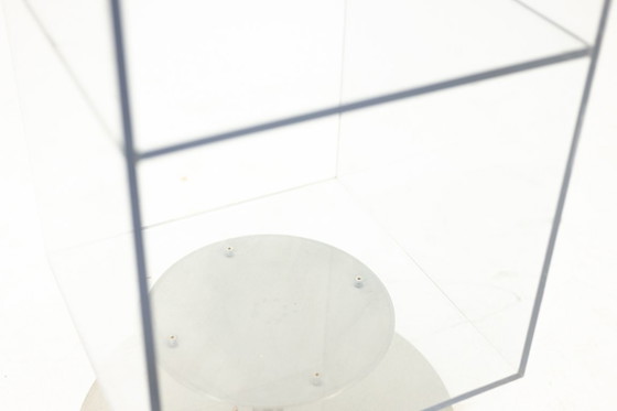 Image 1 of Zwei Säulenregale aus Plexiglas und gebürstetem Metall. 1970er-80er Jahre.
