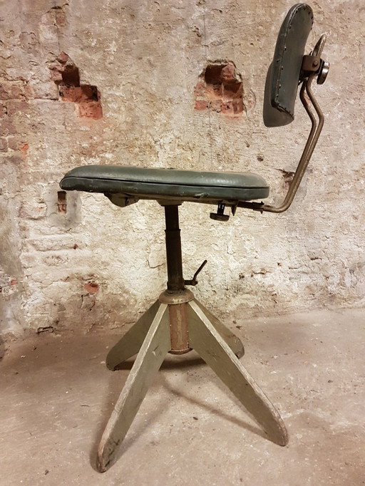 Selezione di 4 sedie da lavoro industriali degli anni '40 e '50