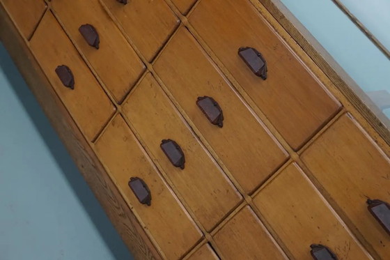 Image 1 of Antieke Britse Esdoorn- en Eikenhouten Fourniturenkast / Winkeltoonbank, 1920/30s