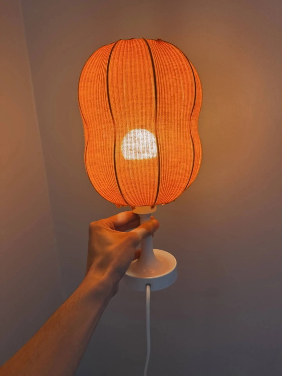 Lamp with a plastic base and a coloured fabric shade in Mid Century style. – Table lamps, Wool (photo 4 of 7)