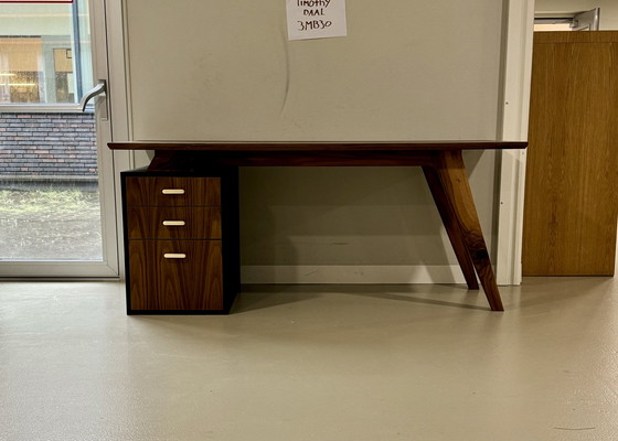 Image 1 of Bureau en noyer massif