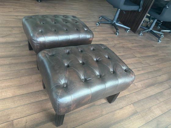 Image 1 of Ensemble de 2 fauteuils Chesterfield, 2 poufs et 1 table basse