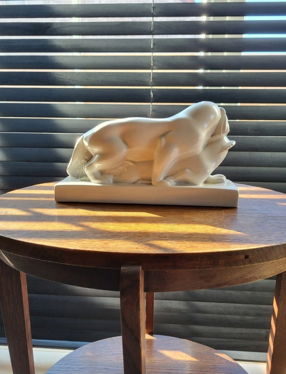 Image 1 of Sculpture Art déco en céramique blanche représentant un tigre et une gazelle, John Skeaping, Wedgwood, 1927