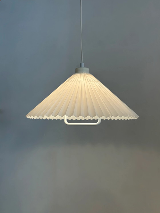 Vintage pleated pendant lamp – Metal, Scandinavian (photo 2 of 4)