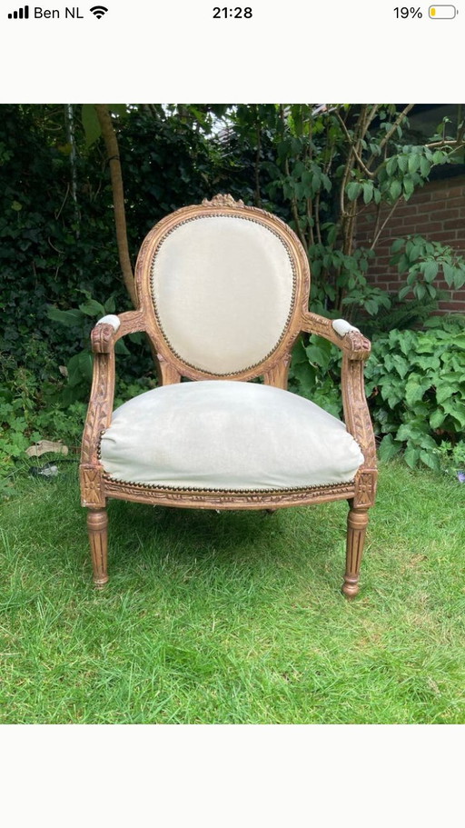 Silla Luis XVI, tapizada en terciopelo color crema.