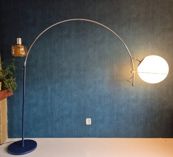 Image 1 of Lampe à arc XL vintage - Années 1970 - Bleu/chrome - Grand globe
