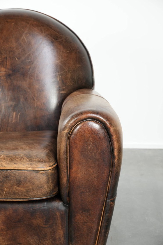 Image 1 of Elegante poltrona dal design Art Déco, rivestita in comoda pelle di pecora.