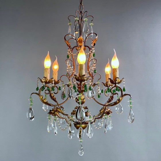 Image 1 of Vintage kroonluchter met zes lampen, versierd met gouden bladeren en kristallen, in klassieke Italiaanse stijl.