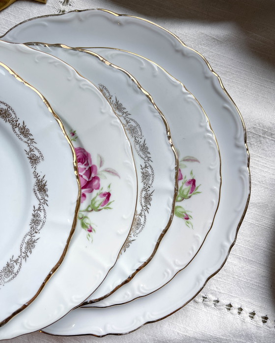 Image 1 of 6 piatti vintage in porcellana bianca e oro + 6 piccoli piatti floreali spaiati