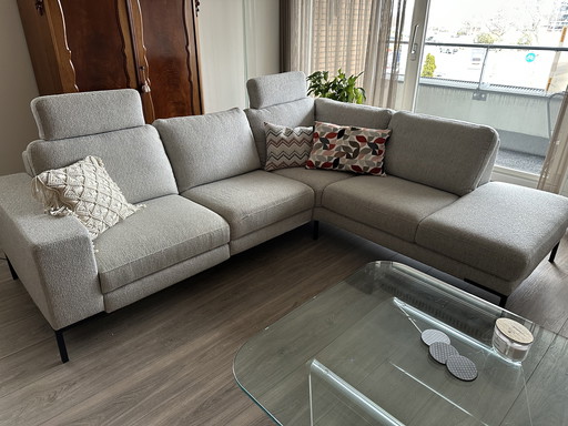 Sofá esquinero prominente