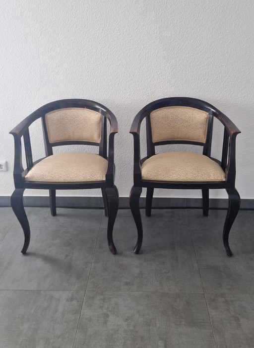 Coppia di Poltrone Vintage – legno scuro – rivestite professionalmente