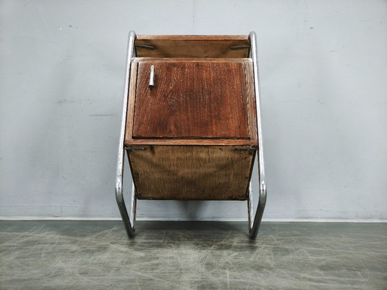 Image 1 of Table de chevet tubulaire en chêne et chrome de style Bauhaus, Tchécoslovaquie des années 1940
