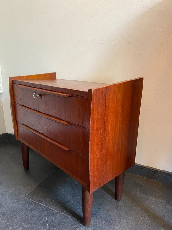 Image 1 of Vintage Deense 3-ladekast van teakhout