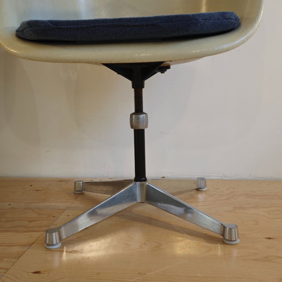 Image 1 of Vintage fiberglass bureau stoelen Herman Miller Eames