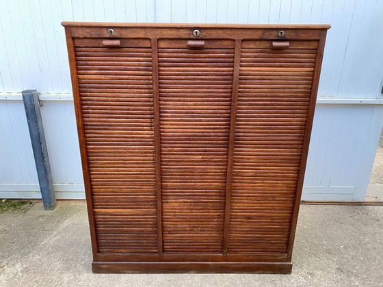 Image 1 of Eikenhouten archiefkast met drie kolommen en gordijn uit de jaren 50
