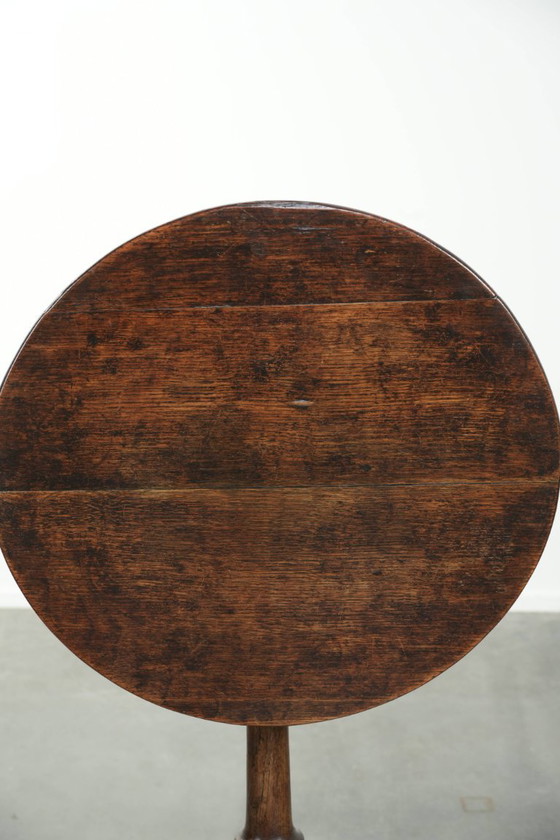 Image 1 of Antieke Engelse eikenhouten tilt top table/ bijzettafel uit begin 19e eeuw 