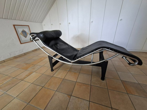 Cassina LC4 Chaise Longue - Cuero Negro – Sillones (photo 5 of 5)