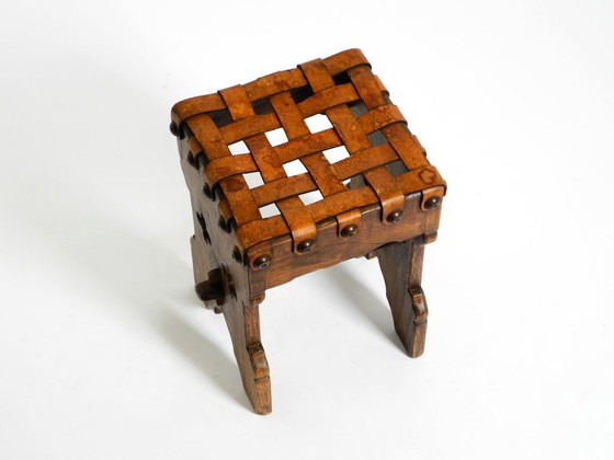 Image 1 of Bellissimo sgabello in rovere degli anni '40 con seduta realizzata con cinghie di cuoio