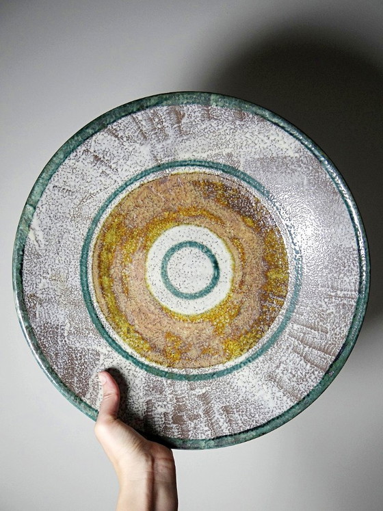 Image 1 of Grande ciotola artistica in ceramica vintage degli anni '50-'60, adatta come decorazione da parete o come fruttiera.