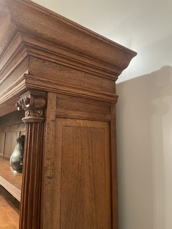 Image 1 of Bibliothèque en chêne massif du XIXe siècle provenant d'un manoir, côtés lambrissés avec des portes richement sculptées