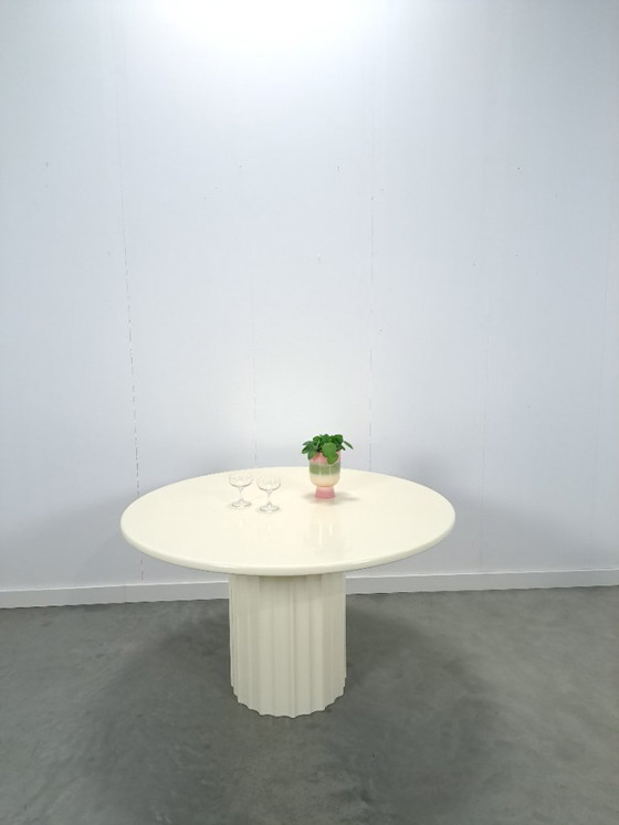 Image 1 of Runder, cremefarbener Esstisch mit gerippten Beinen