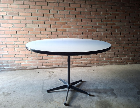 Eames Tisch 650 – Herman Miller, Tische, Plastic, Aluminium (photo 3 of 13)