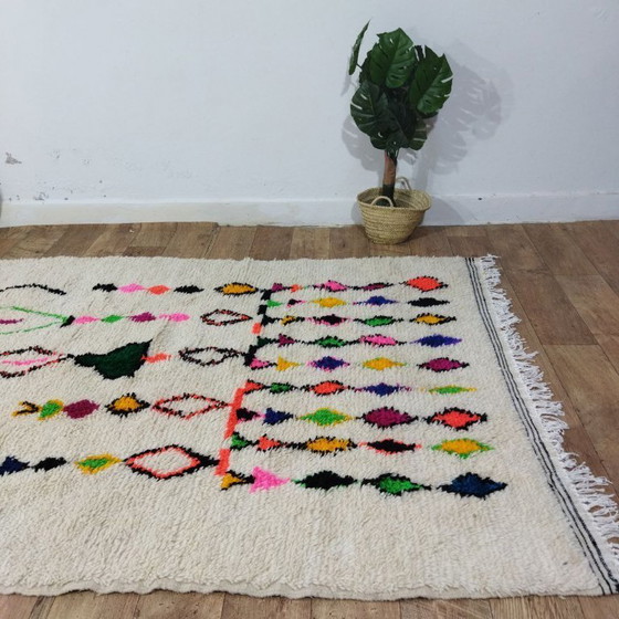 Image 1 of Alfombra bereber colorida – Alfombra marroquí hecha a mano con motivos simbólicos (240 × 150 cm)