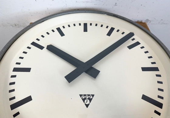 Image 1 of Grote grijze industriële fabriekswandklok van Pragotron, jaren 60