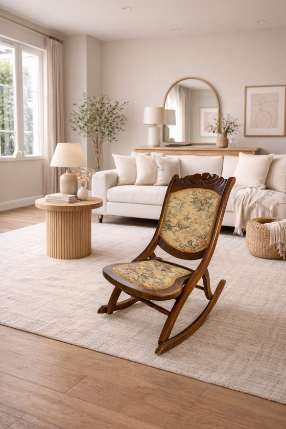 Image 1 of Sedia a dondolo in legno vittoriana della fine del XIX secolo con rivestimento floreale originale.