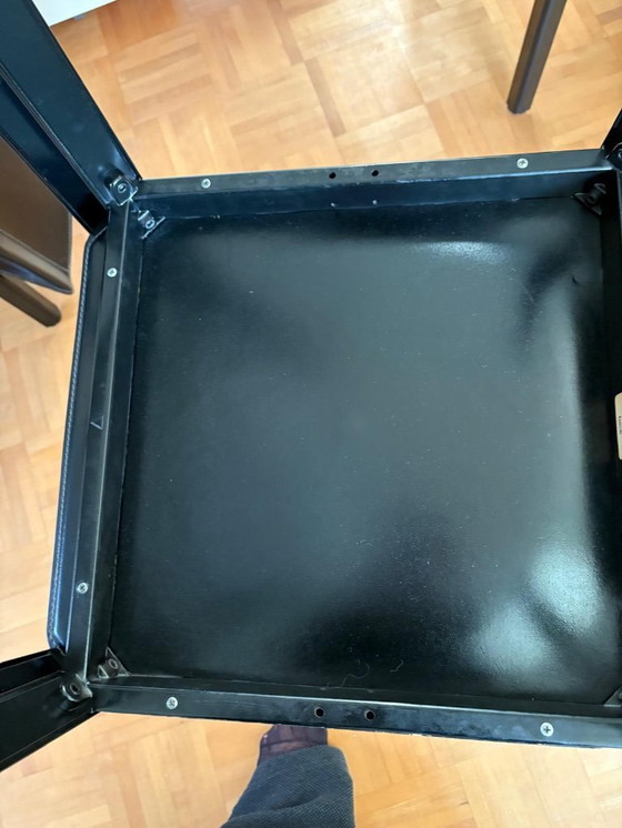 Image 1 of 6 (eventueel 8) onverwoestbare Italiaans design eetkamerstoelen, zwart tuigleer, stalen constructie. Afmetingen: hoog 82, zittin