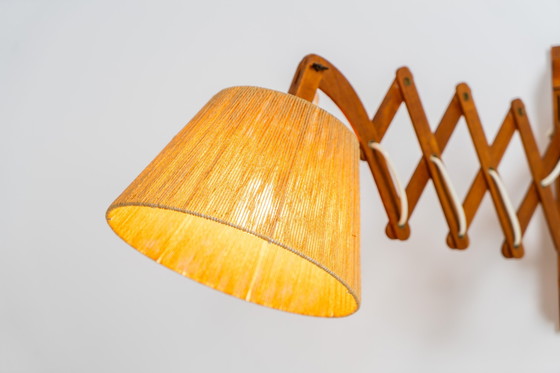 Image 1 of Grote teakhouten wandlamp "Scissor" (Denemarken, jaren 1960).