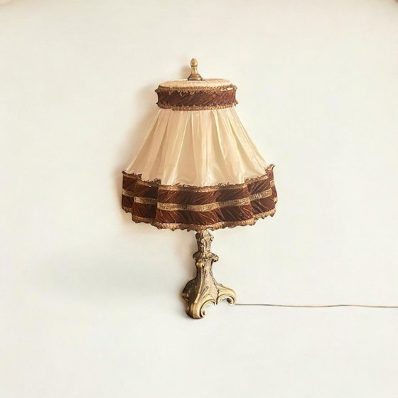 Image 1 of Solida lampada da tavolo in ottone della metà del secolo scorso. Base molto solida e paralume elaborato con finiture in velluto.