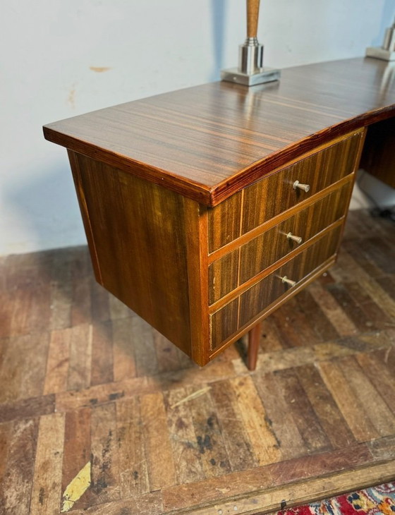 Image 1 of Mid-century retro vintage directiebureau van walnoothout van Morris of Glasgow, gebogen uitvoering, 1950-1960. Een eenvoudig en 