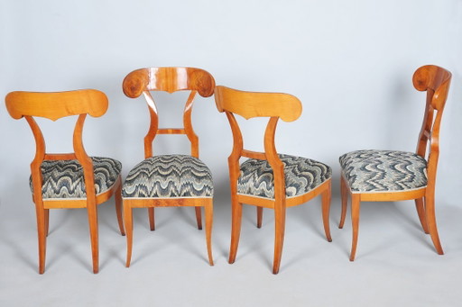 Juego de cuatro piezas restauradas de madera de cerezo estilo Biedermeier, de estilo polaco, Austria, década de 1820.