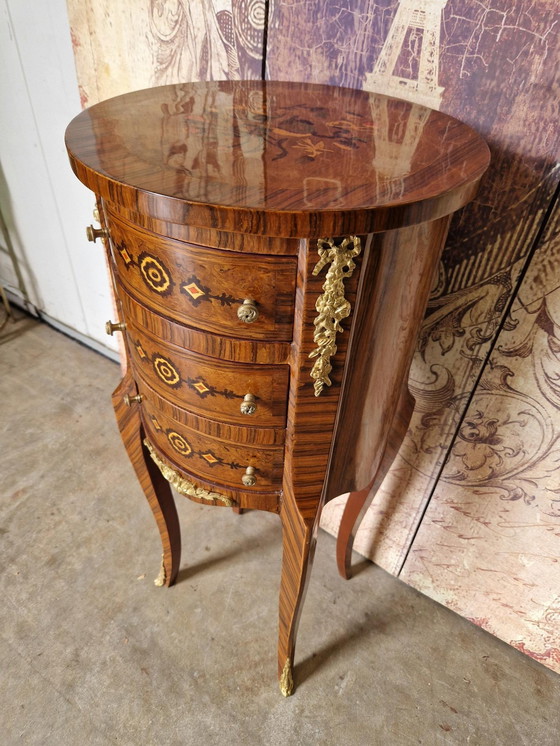 Image 1 of Klassische runde Kommode Beistelltisch, mit verzierten Dekoration 3 Schubladen und Messing Dekorationen dim. 36x36cm und 81cm ho