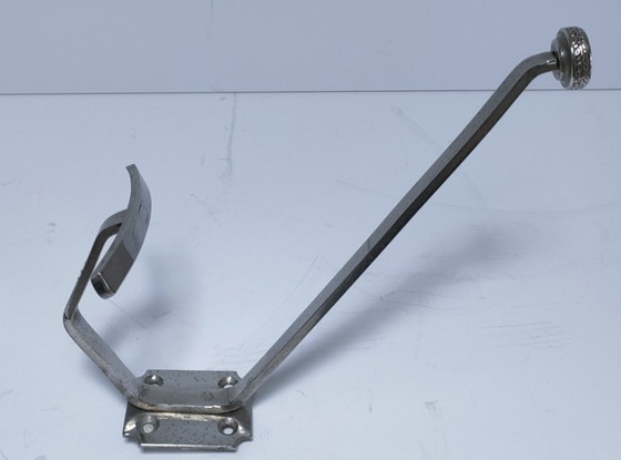 Image 1 of Tres ganchos para abrigos de latón, cromo y aluminio.