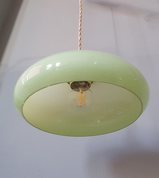 Image 1 of Ensemble de 2 suspensions vintage en verre opalin pastel vert/menthe.