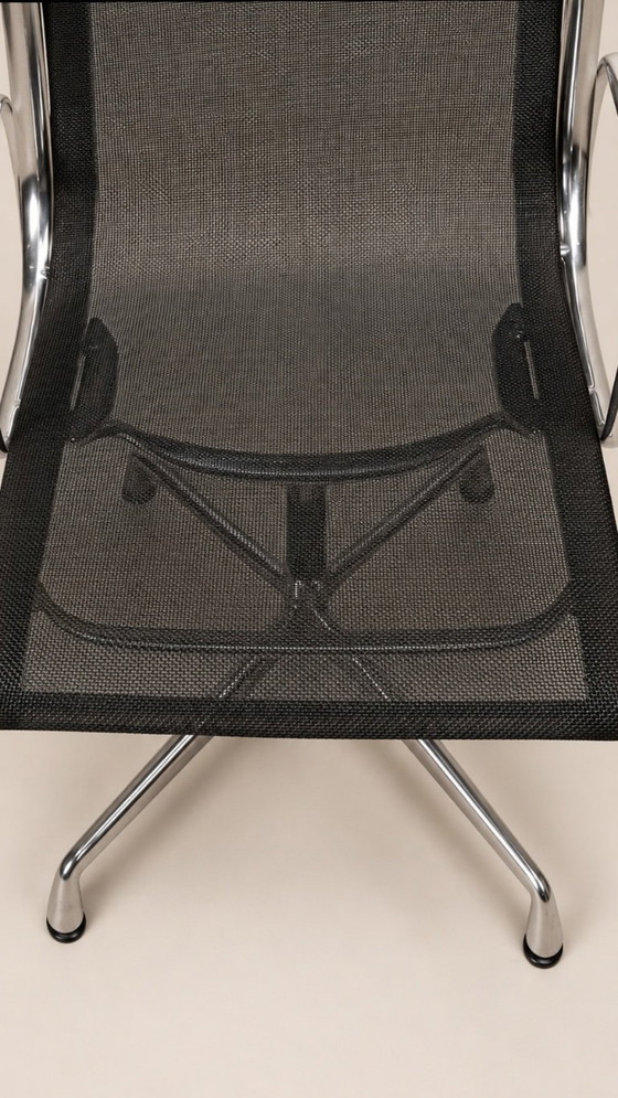 Image 1 of 2 Vitra Charles & Ray Eames EA 103 Aluminium-Bürostühle