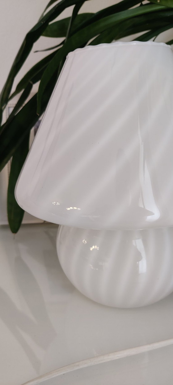 Image 1 of Paire de lampes champignon en verre tourbillonnant de style Murano – Blanc – État neuf