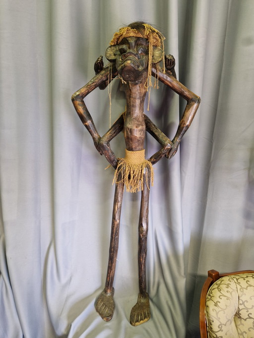 Grote engerd met kleine engerd op rug