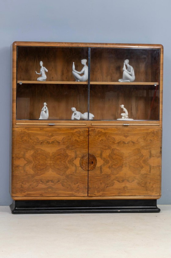 Image 1 of Bibliothèque vitrine Art Déco attribuée à Jindřich Halabala, placage en noyer, années 1930, Tchécoslovaquie