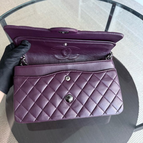 Image 1 of Borsa Chanel Classic Flap Medium - 25 cm in pelle di agnello trapuntata viola con finiture nere, serie 15