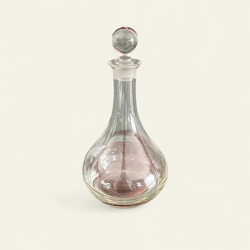Carafe soufflée à la bouche du milieu du siècle avec un design classique en forme de goutte. Très solidement fabriquée et en bon