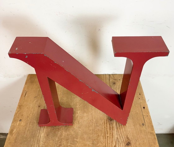 Image 1 of Lettera N in ferro rosso vintage, anni '70